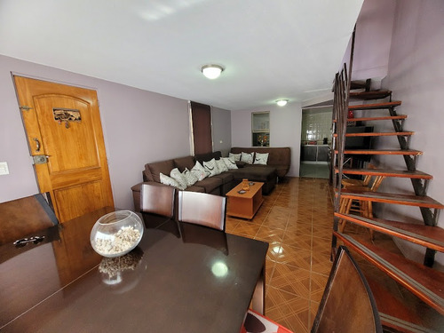 Casa Con Amplios Espacios, En Pasaje Cerrado