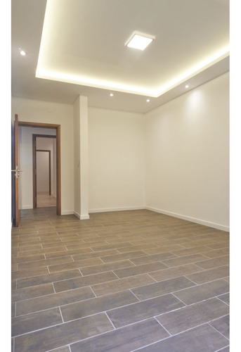 Casa De 3 Dormitorios Con Cochera, Galería Y Piscina