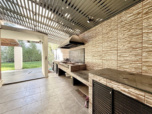 Casa En Venta De 6 Dorm. En Colina