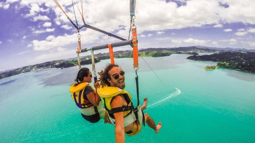 Vuelo en paracaídas, lanchas rápidas tiradas, acampada, deportes extremos