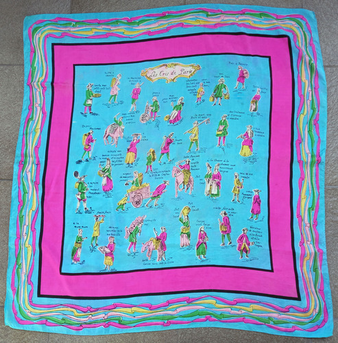 Pañuelo Vintage Años 50 Seda Natural Ruloté A Mano 91x86 Cm Turquesa Personajes Y Textos En Frances Unico (Usado)