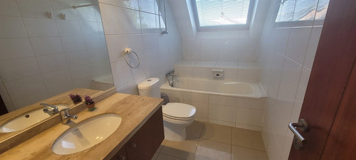 Casa En Venta De 6 Dorm. Colegio Dunalastair Peñalolen