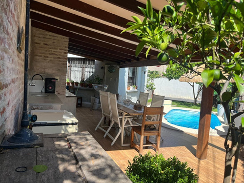 Se Vende Casa De 4 Dormitorios, 4 Baños En Parque Miramar 