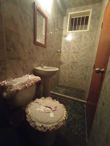 Imagen 4 de 30 de Casa De Tres Plantas Con Excelente Ubicación En La Coromoto.