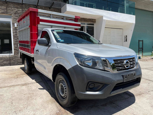 Imagen 2 de 11 de Nissan Np300 2.5 Estacas Dh Aa Mt 2016