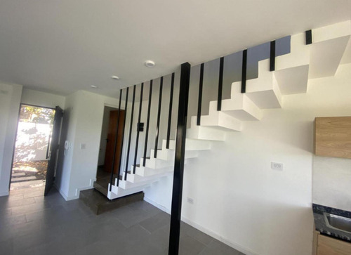 Casa En Venta - 2 Dormitorios 2 Baños - Cochera - 280mts2 - Manuel B. Gonnet