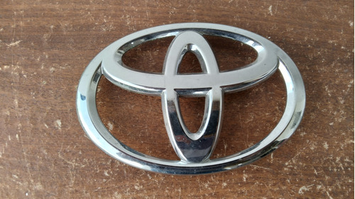 Emblema Parrilla Toyota Fortuner 05-12 75311 0k070 Usada