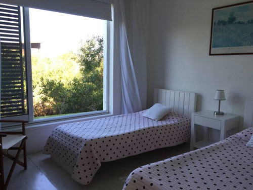 Casa En Venta De 3 Dormitorios En Punta Piedras (ref: Bpv-5668)
