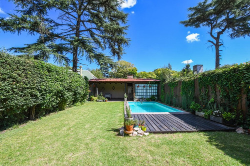 Casa De 3 Dormitorios En Venta Con Pileta Y Quincho Fisherton