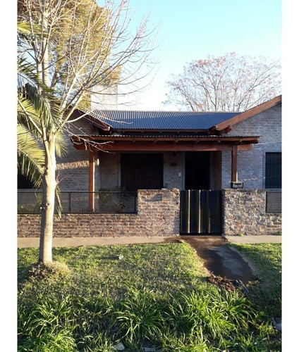 Imagen 2 de 16 de Solido Chalet En 1 Planta Con 2 Dormitorios, Sobre 201 M2 De
