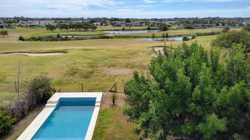 Imagen 10 de 25 de Moderna Casa En Venta Con Pileta Sobre El Golf, El Canton