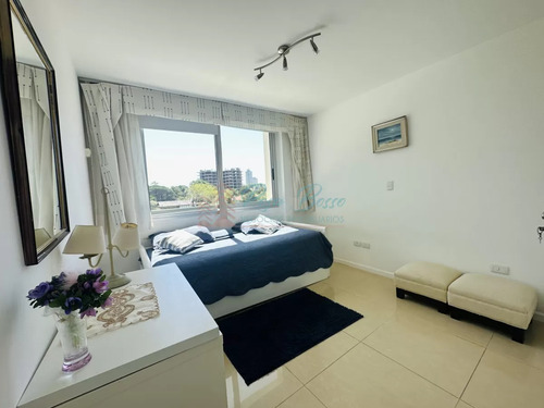 Alquiler De Apartamento De 3 Dormitorios + Dependencia En Amplia Planta En Playa Brava
