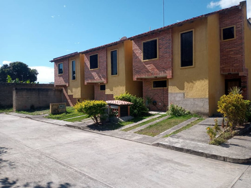 Se Vende Townhouse A Estrenar Con Clima De Montaña