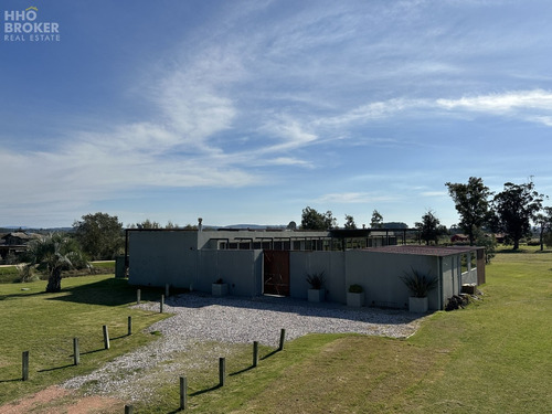 Casa En Venta Y Alquiler. Barrio Privado El Quijote. La Barra. Punta Del Este.