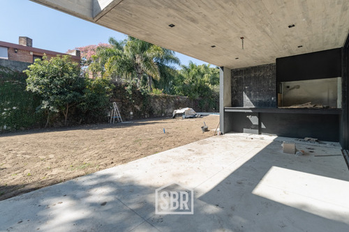 Casa A Estrenar De 3 Dormitorios Con Seguridad En Carrasco Sur. 220 Mts2 Int. Prox Arocena, Estrena Julio 2025