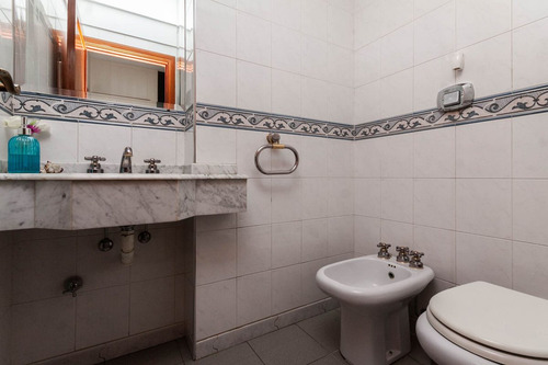 Hermoso Chalet De 5 Amb. En El Centro De Lanusita
