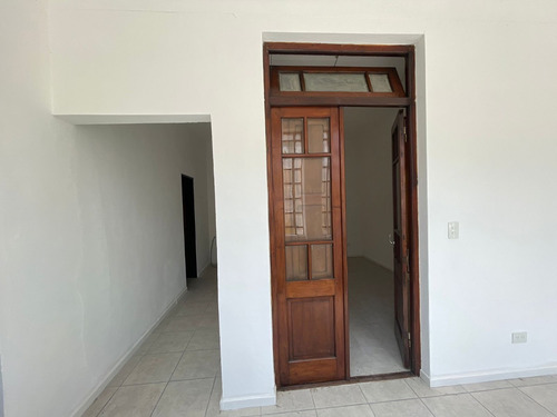 Casa Con Dos Departamentos En Venta - Barrio El Hospital - Luján