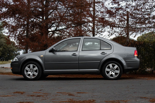 Volkswagen Bora Trendline 2.0 - Motorland Permuto / Financio