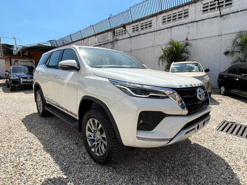 Imagen 3 de 18 de Toyota Fortuner Dubai