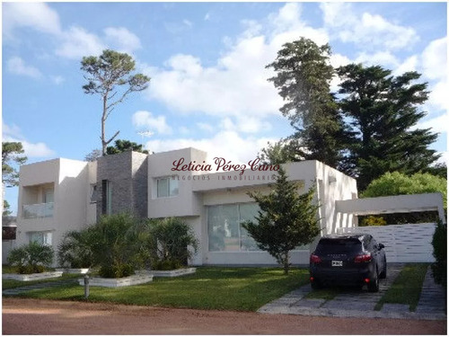 Venta Casa Ubicada En Barrio  Privado  Playa Mansa, 4 Dormitorios 