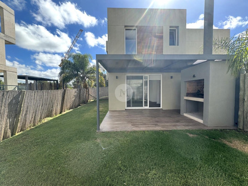 Venta  Casa 3 Dormitorios En Barrio Parques Olivos Carrasco