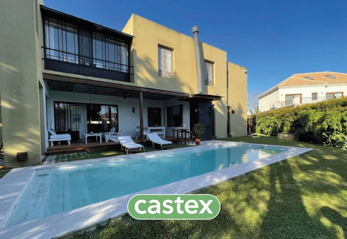 Imagen 1 de 23 de Casa De Cuatro Ambientes En Venta En La Lomada