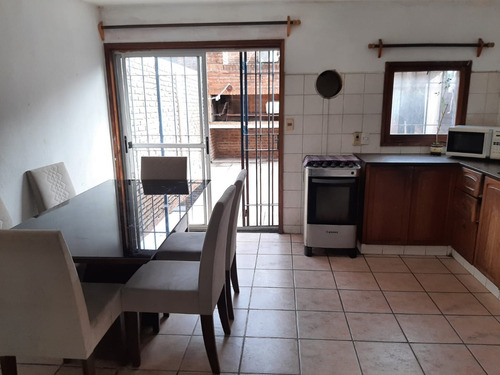 Casa Tipo Duplex De Tres Dormitorios Y Dos Baños