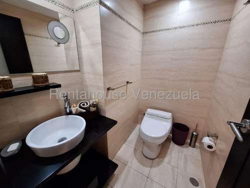 Moderno Y Espacioso Apartamento En Una De Las Mejores Urbanizaciones De Valencia. Todas Las Habitaciones Tienen Baño Privado, Además De Estudio, Estar Familiar, Salón-comedor Y Una Cocina Amplia.