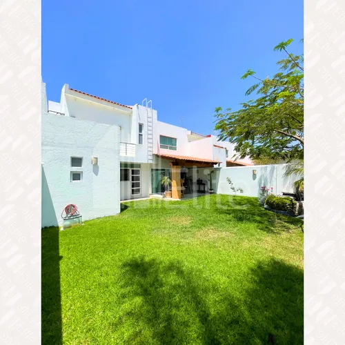 Casa En Venta Con Amplio Jardin En Cumbres Del Lago