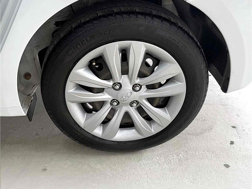 Imagem 8 de 10 de Hyundai Hb20 1.6 Comfort Plus 16v Flex 4p Automático