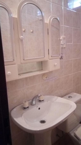 Venta - Casa De Pasillo Con Tres Dormitorios, En Barrio Azcuénaga- Rosario