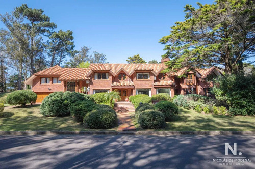 Vende Espectacular Casa En Beverly Hills - Punta Del Este De 2 Plantas Con Piscina, Parrillero