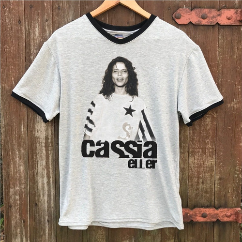 Remera Cassia Eller / Gris / Puños Y Cuello Negro / Pacamaka