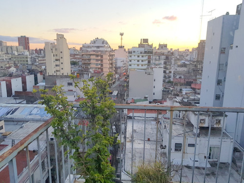 Imagen 7 de 14 de Venezuela Al 2700. 3 Ambientes. 2 Dormitorios. Piso 8. Al Frente. Superficie 76 M2 Totales, 46 M2 Cubiertos. Doble Balcón Corrido De 30 M2 (15 M2 De Balcón Cubiertos). Muy Luminoso