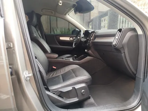 Volvo XC40 MONENTUM 2.0 TURBO AWD 2022
