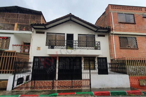 Casa De Dos Plantas Bifamiliar Más Apartaestudio Barrio Las Delicias.209 M2.