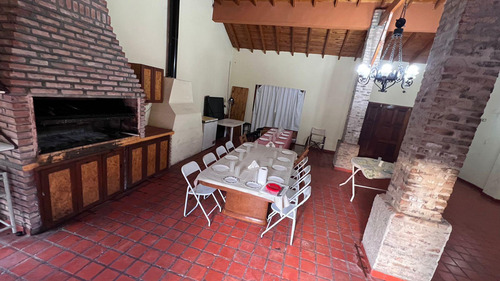 Casa En Venta - 3 Dormitorios 4 Baños - Cochera - 1.500mts2 - General Rodríguez