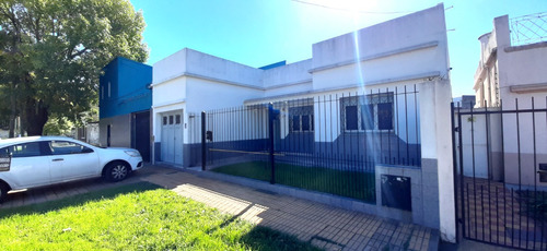 Hermosa Casa De 4 Amb Con Gran Jardin Amplia Terraza Y Cochera En Avellaneda