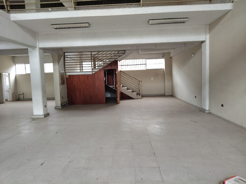 Local 200 Mts. Libres, Primera Linea Vicuña Mackenna.-