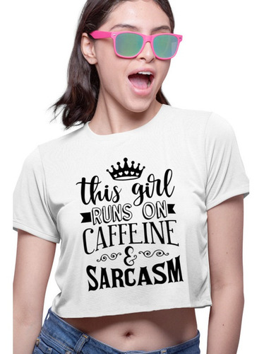 Playera Crop Top Runs On Caffeine And Sarcasm Sarcasmo
