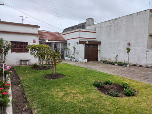 Casa 3 Ambientes Con Garaje Y Parque, A Reciclar Parcialmente, En Barrio Santa Monica