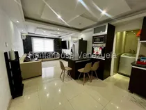 Comprar Maria Gonzalez 25-17970 Apartamento En Venta Monteserino San Diego, Amoblado, La Cocina Está Equipada Con Electrodomésticos Modernos, Y La Sala De Estar Es Perfecta, Pozo De Agua
