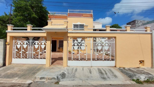 Casa En Renta (o Venta) Cancún, 7 Recamaras, Espaciosa, 3 Niveles, 6.5 Baños, 7 Recamaras Y Terraza, Terreno 360m2.