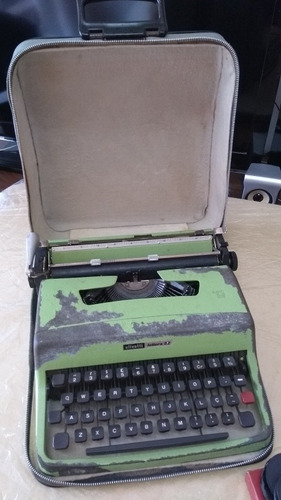 Imagem 5 de 10 de Máquina De Escrever Olivetti Lettera 32 Funcionando Usado