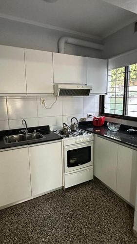 Casa En Venta - 3 Dormitorios 2 Baños - Cochera - 300mts2 - Oriente