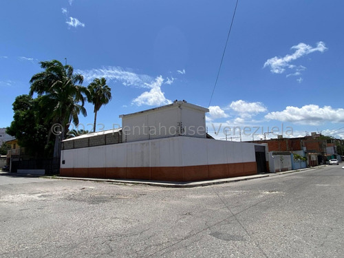 Raiza Suarez Vende Excelente Galpón Ubicado En El Centro De Barquisimeto, 2 4 2 9 7 2, A Pocas Cuadras Del Hospital, Lo Que Te Garantiza El Flujo Eléctrico Y Con Agua Constante, Con Cerco Electrico