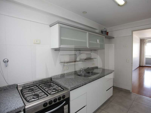 Excelente 3 Ambientes Con Cochera, Piso Alto, Muy Luminoso.