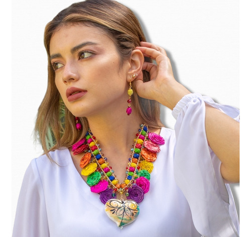 Paula - Collar Con Flores De Palma Y Corazon Pintado A Mano Color Multicolor