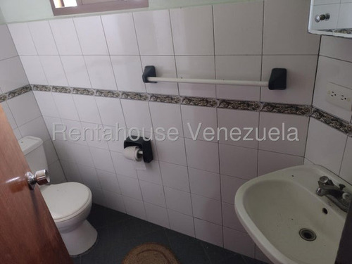 Bella Casa De 2 Pisos ,bien Distribuida En Venta Ubicada En Las Acacias 25-16813