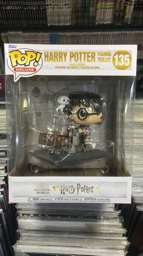Imagen 2 de 4 de Funko Pop! Harry Potter Deluxe - Harry Pushing Trolley #135